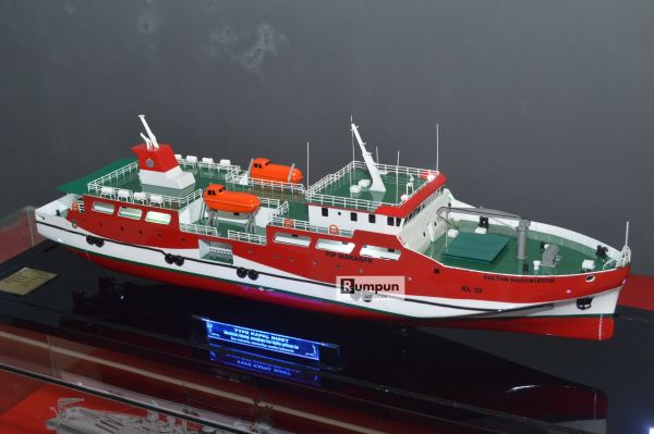 Miniatur Kapal Survey Latih Sultan Hasanudin