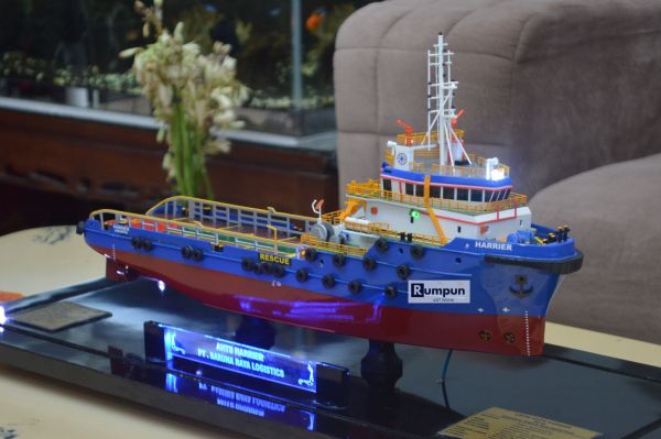 Miniatur Kapal Supply Harrier