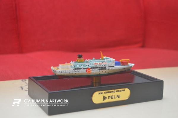 Miniatur Kapal Pelni KM Gunung Dempo