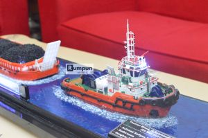 Miniatur Kapal Tongkang dan Tugboat