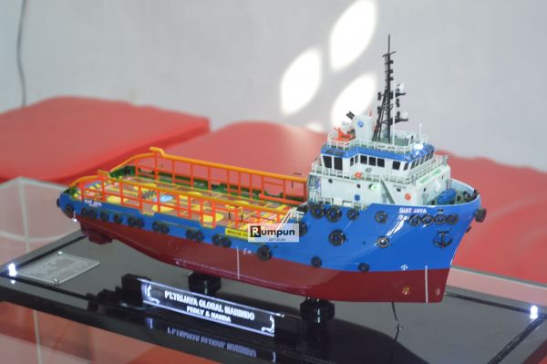 Miniatur Kapal Supply Giat Jaya