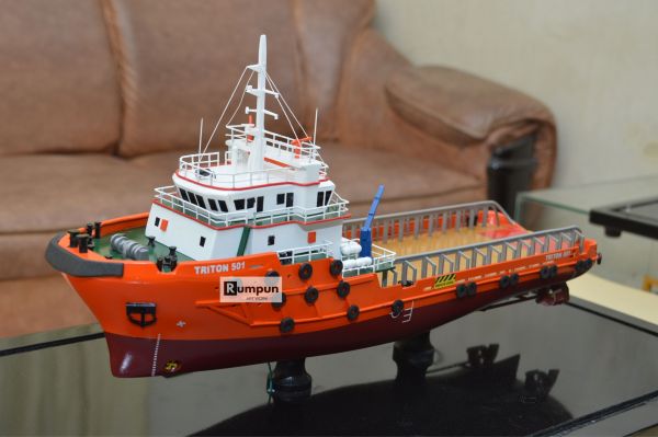 Miniatur Kapal Supply Triton 501