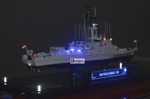 Miniatur Kapal Perang KRI Pulau Rimau 724